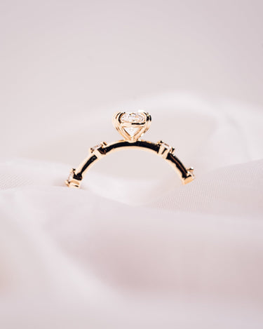Daphne - Oval - Zen Moissanite