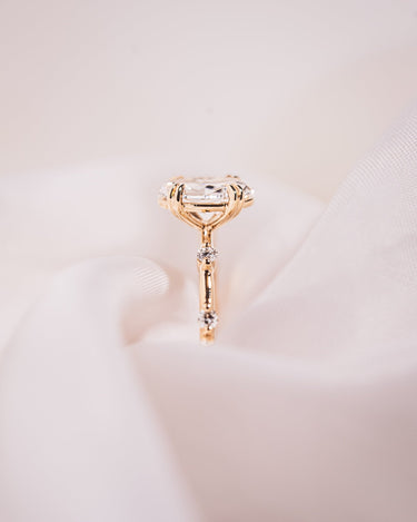 Daphne - Oval - Zen Moissanite