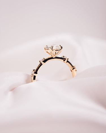 Daphne - Oval - Zen Moissanite