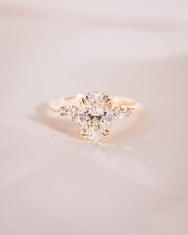 Magnolia - Oval Lab - Diamond - Zen Moissanite